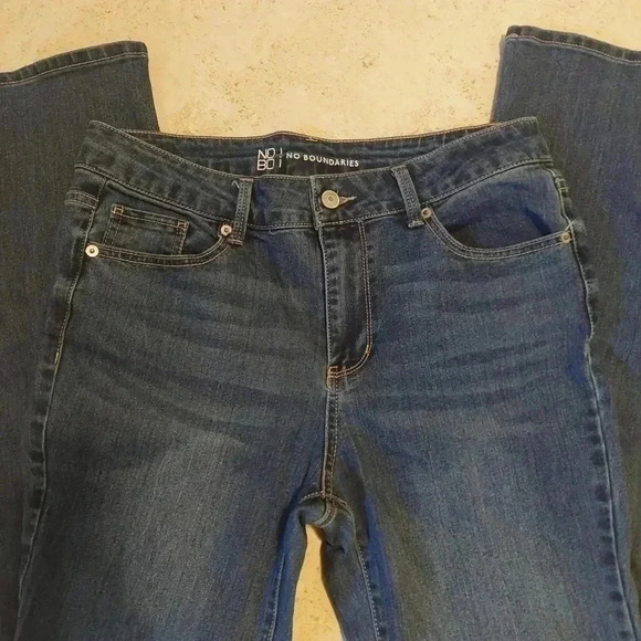 No Boundaries Womens size 13  Flare Leg  Denim Stretch Jeans - Picture 2 of 5